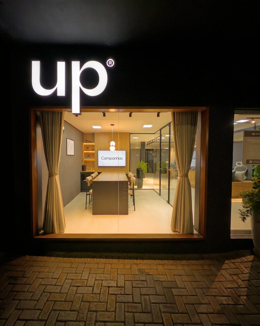 Fachada da UP Publicidade à noite, Três Passos/RS