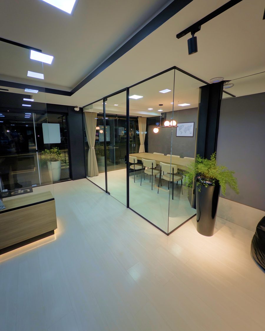 Sala de reunião envidraçada da UP Publicidade