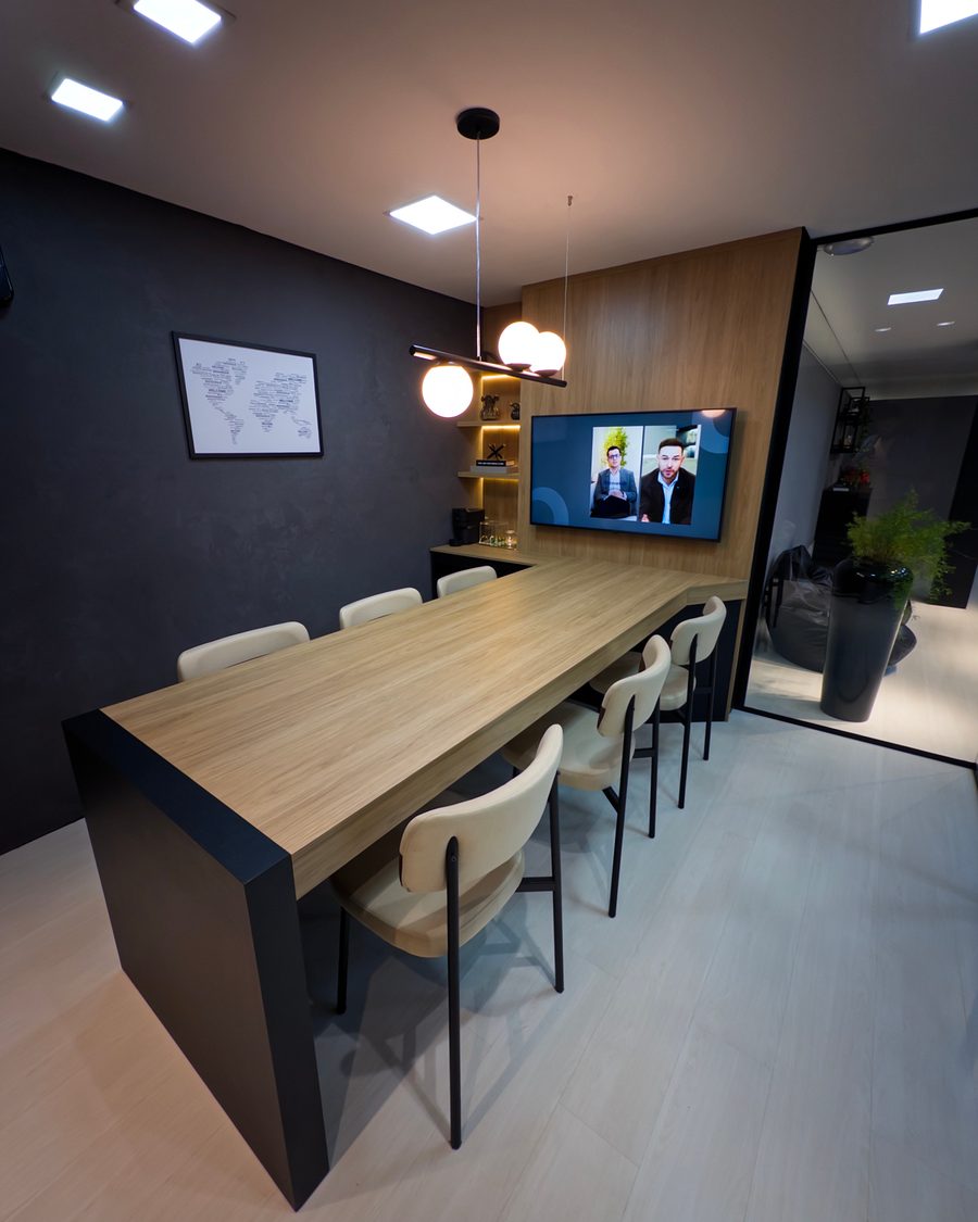 Sala de reunião em uso na UP Publicidade