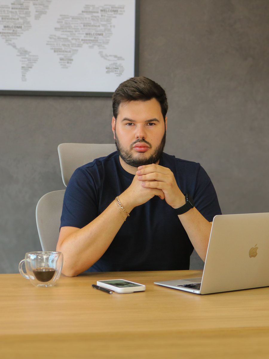 Fundador da UP Publicidade em sua mesa de trabalho